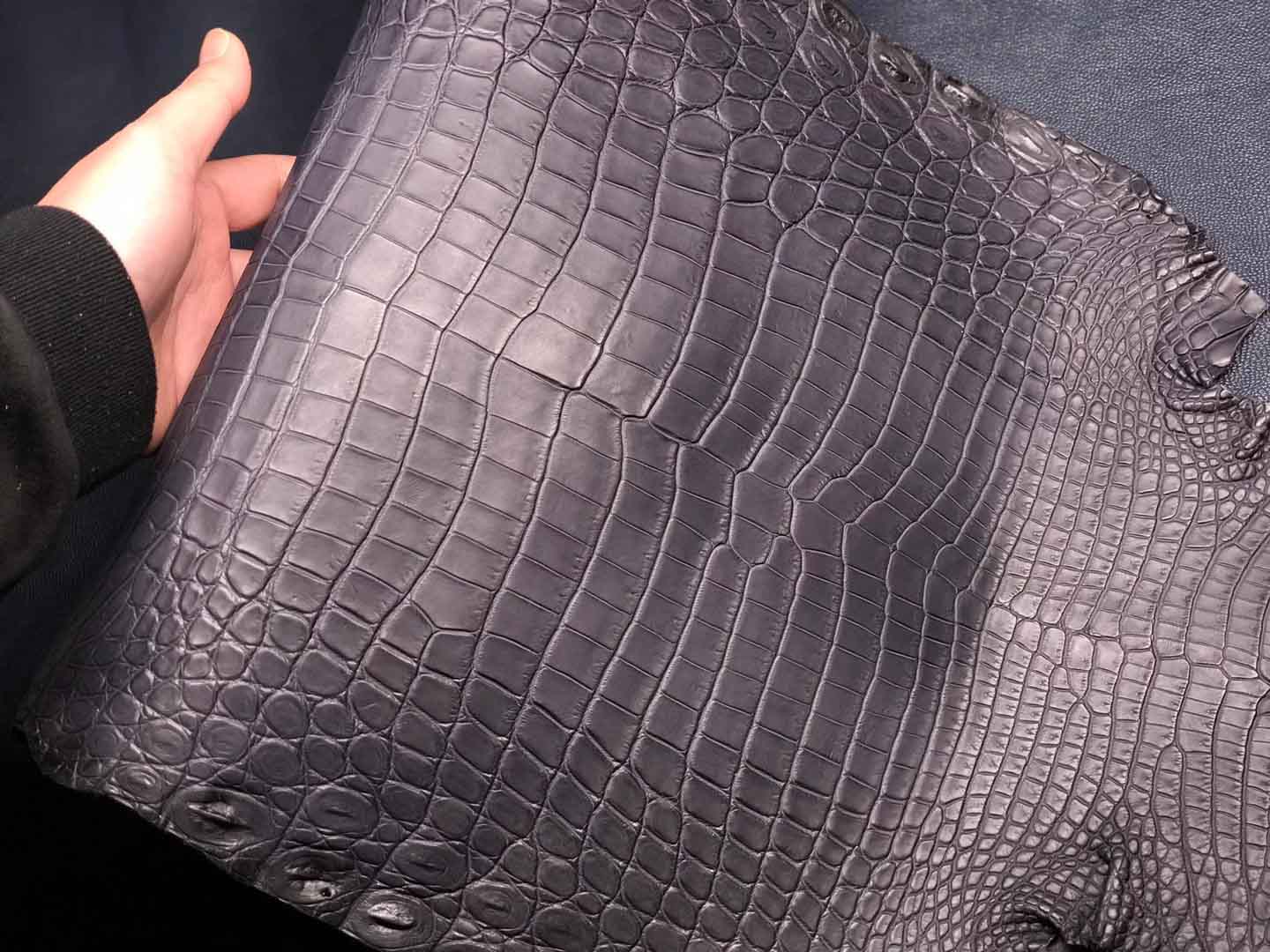 雾面蓝色兴隆款鳄鱼皮制品 工艺与质感的终极诠释